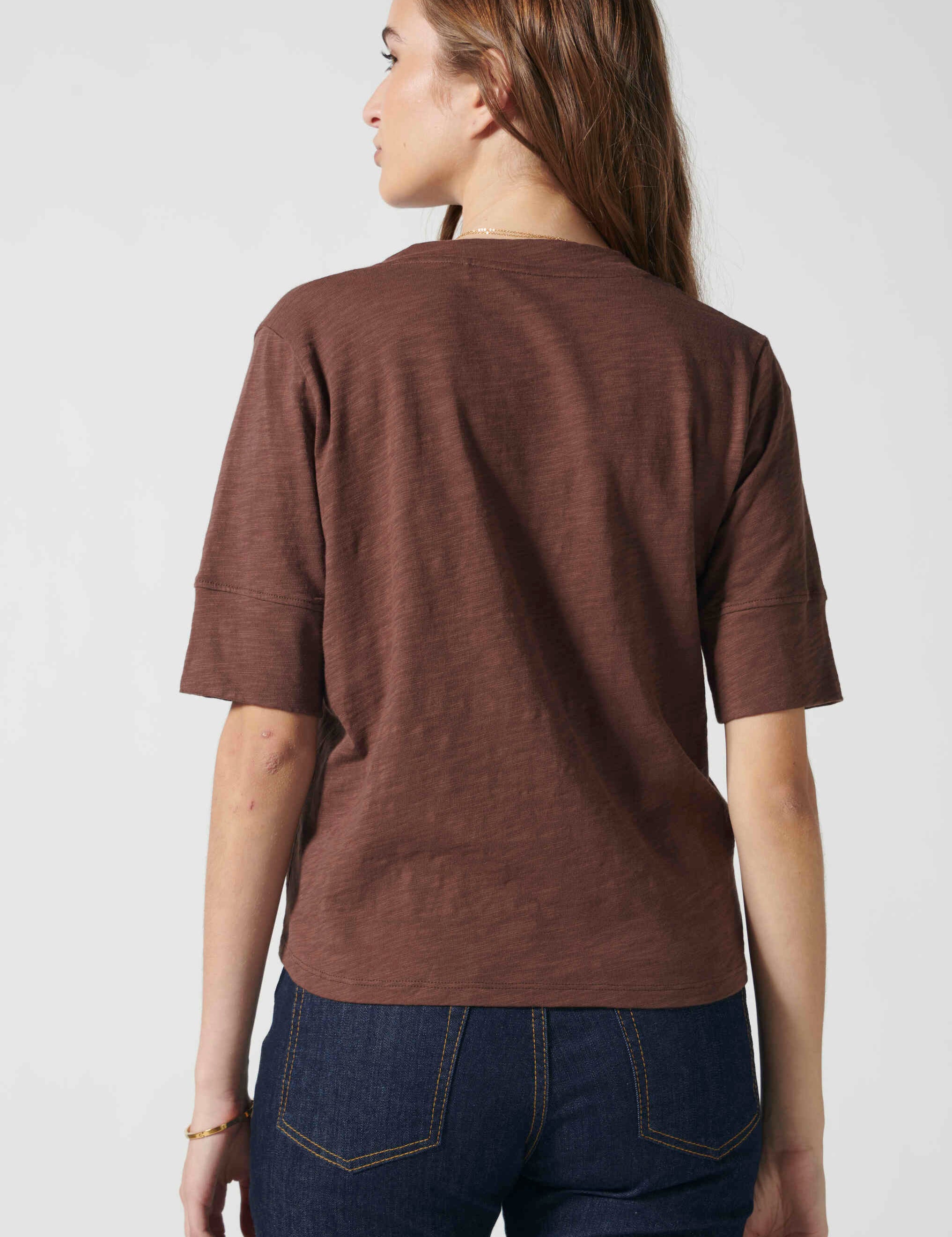 Polera Cassie en color chocolate de la marca EV-2026-501, blusa de moda para mujer, vista frontal y detalles de tela.