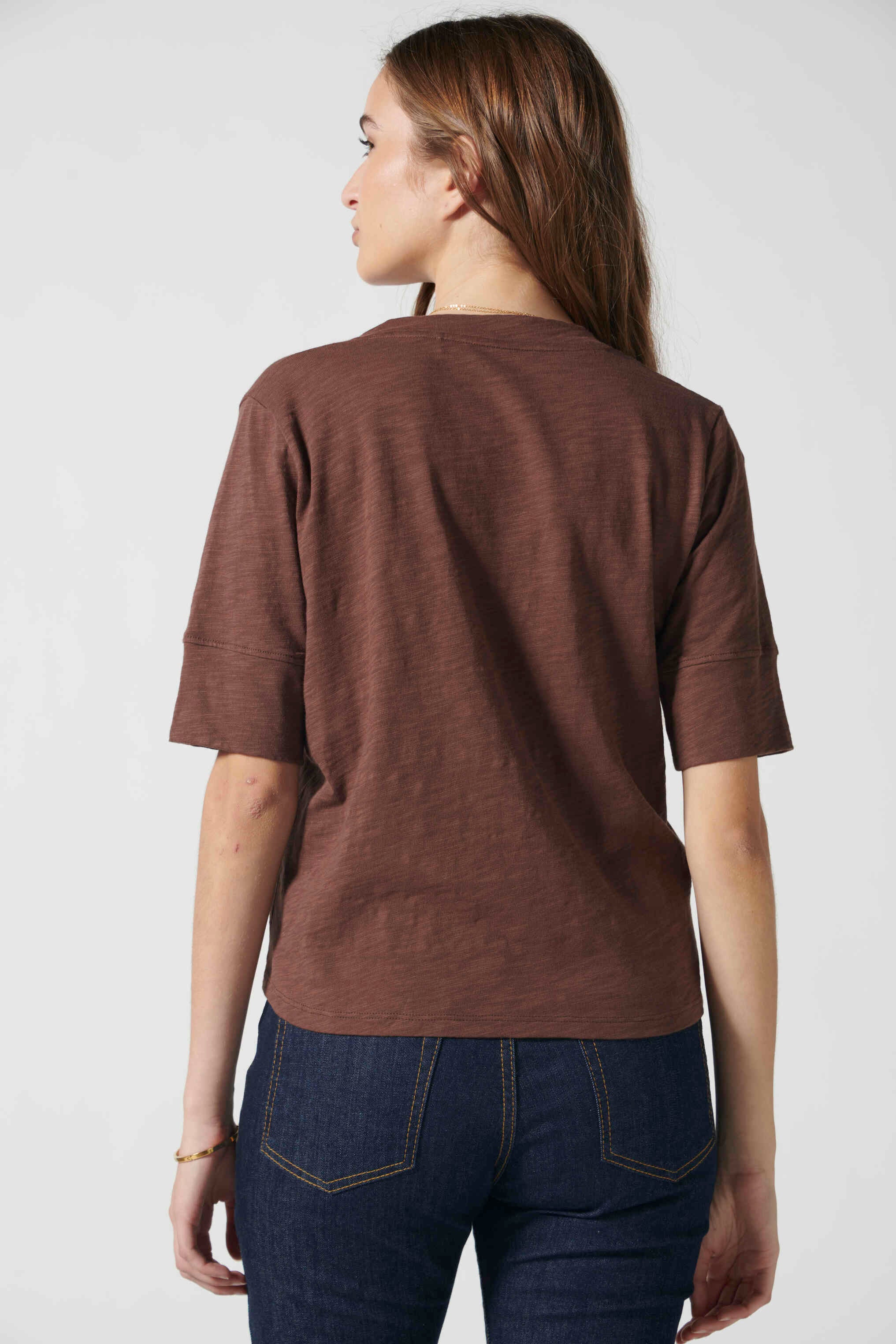 Polera Cassie en color chocolate de la marca EV-2026-501, blusa de moda para mujer, vista frontal y detalles de tela.