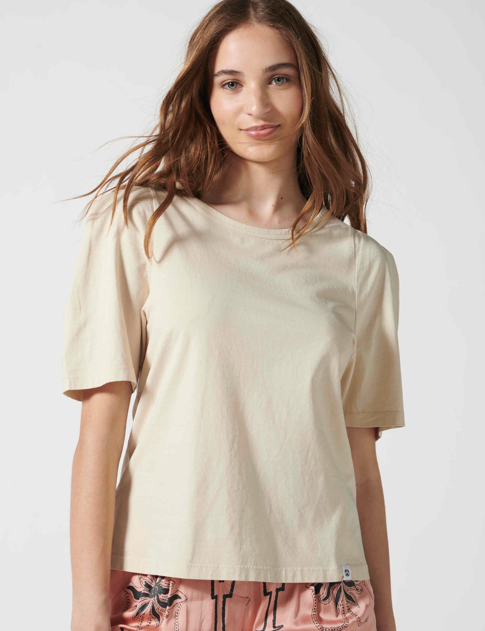 Blusa Audrey Bruma de la marca EV-2026-502, de color y estilo elegante, diseñada para un look casual y sofisticado.