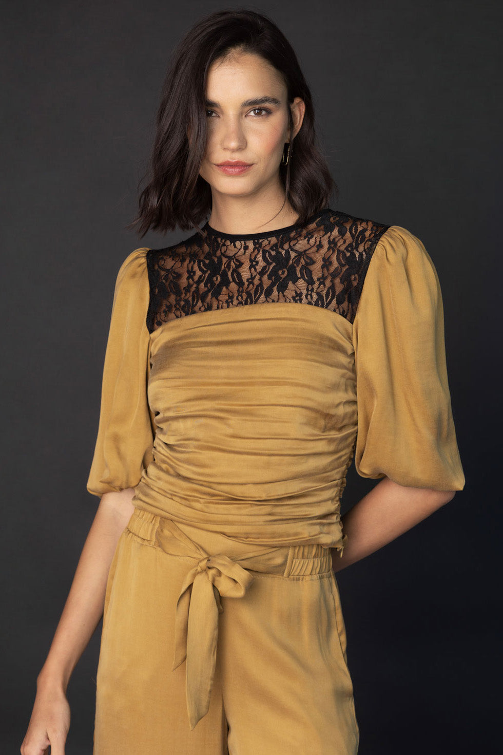 Blusa Finel de la marca O-2025-613, blusa de tela ligera en color neutro, vista frontal con cuello y mangas largas.