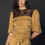 Blusa Finel de la marca O-2025-613, blusa de tela ligera en color neutro, vista frontal con cuello y mangas largas.