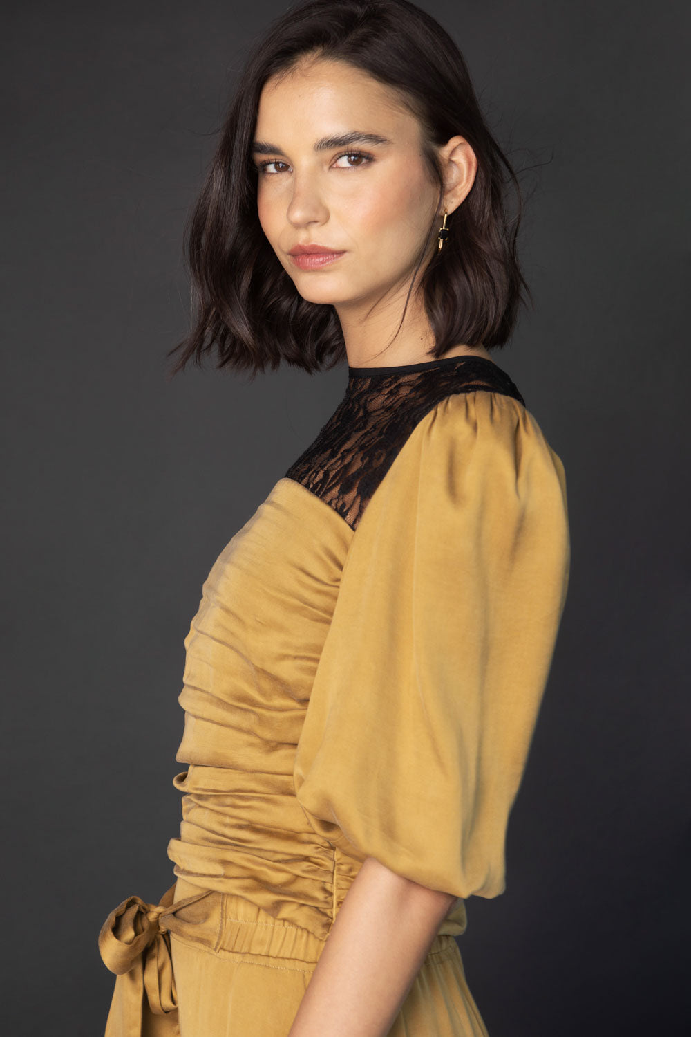 Blusa Finel de la marca O-2025-613, muestra en color y detalles de tela, ideal para un estilo casual y elegante.