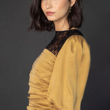 Blusa Finel de la marca O-2025-613, muestra en color y detalles de tela, ideal para un estilo casual y elegante.