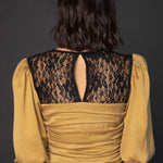 Blusa Finel de la marca O-2025-613 en color neutro, con diseño elegante y manga larga, perfecta para ocasiones formales.