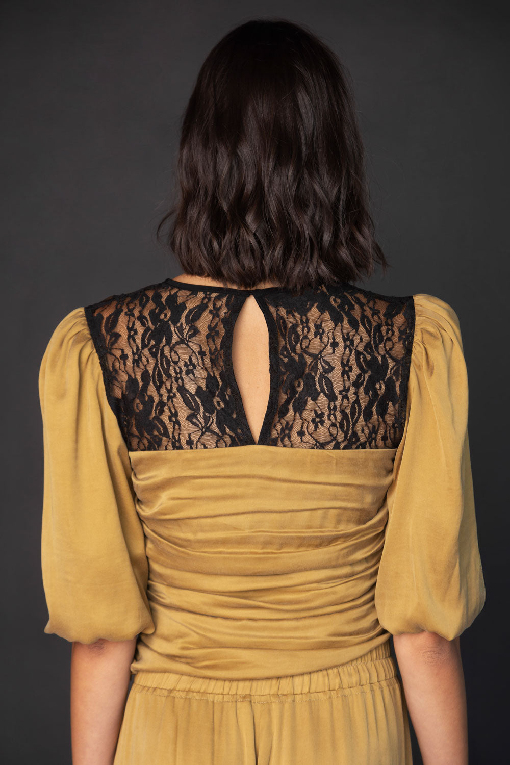 Blusa Finel de la marca O-2025-613 en color neutro, con diseño elegante y manga larga, perfecta para ocasiones formales.