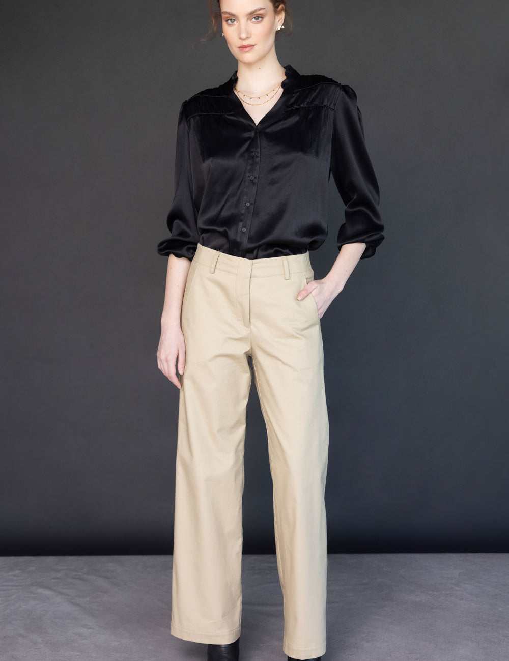 Pantalón Collin de la marca O-2025-803, pantalones de tela azul oscuro con bolsillos frontales y cintura ajustable.