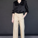 Pantalón Collin de la marca O-2025-803, pantalones de tela azul oscuro con bolsillos frontales y cintura ajustable.