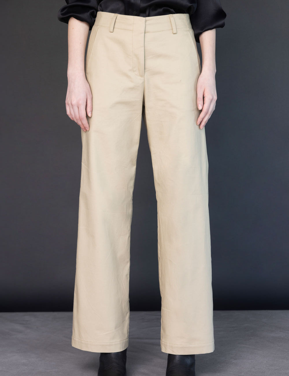 Pantalón Collin de la marca O-2025-803, pantalones de color gris oscuro con cinturilla ajustable y bolsillos laterales.