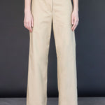 Pantalón Collin de la marca O-2025-803, pantalones de color gris oscuro con cinturilla ajustable y bolsillos laterales.