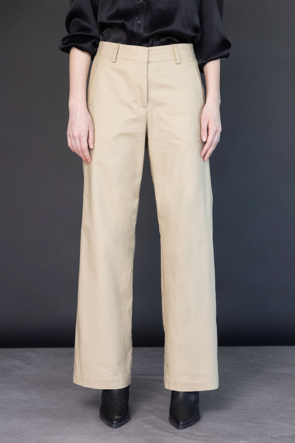 Pantalón Collin de la marca O-2025-803, pantalones de color gris oscuro con cinturilla ajustable y bolsillos laterales.