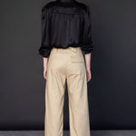 Pantalón Collin de la marca O-2025-803, pantalones de tela en color neutro, con diseño clásico y ajuste cómodo.