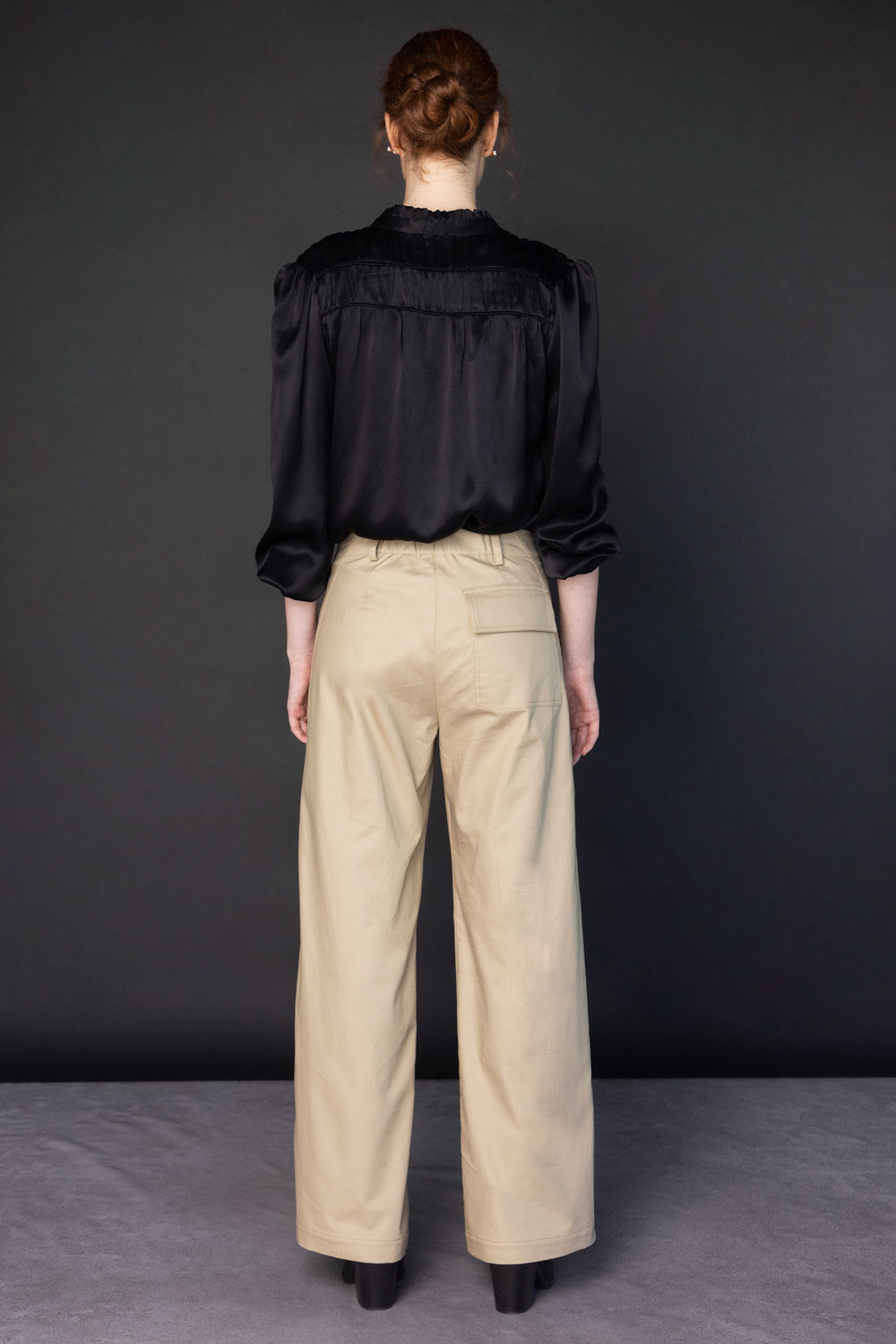 Pantalón Collin de la marca O-2025-803, pantalones de tela en color neutro, con diseño clásico y ajuste cómodo.