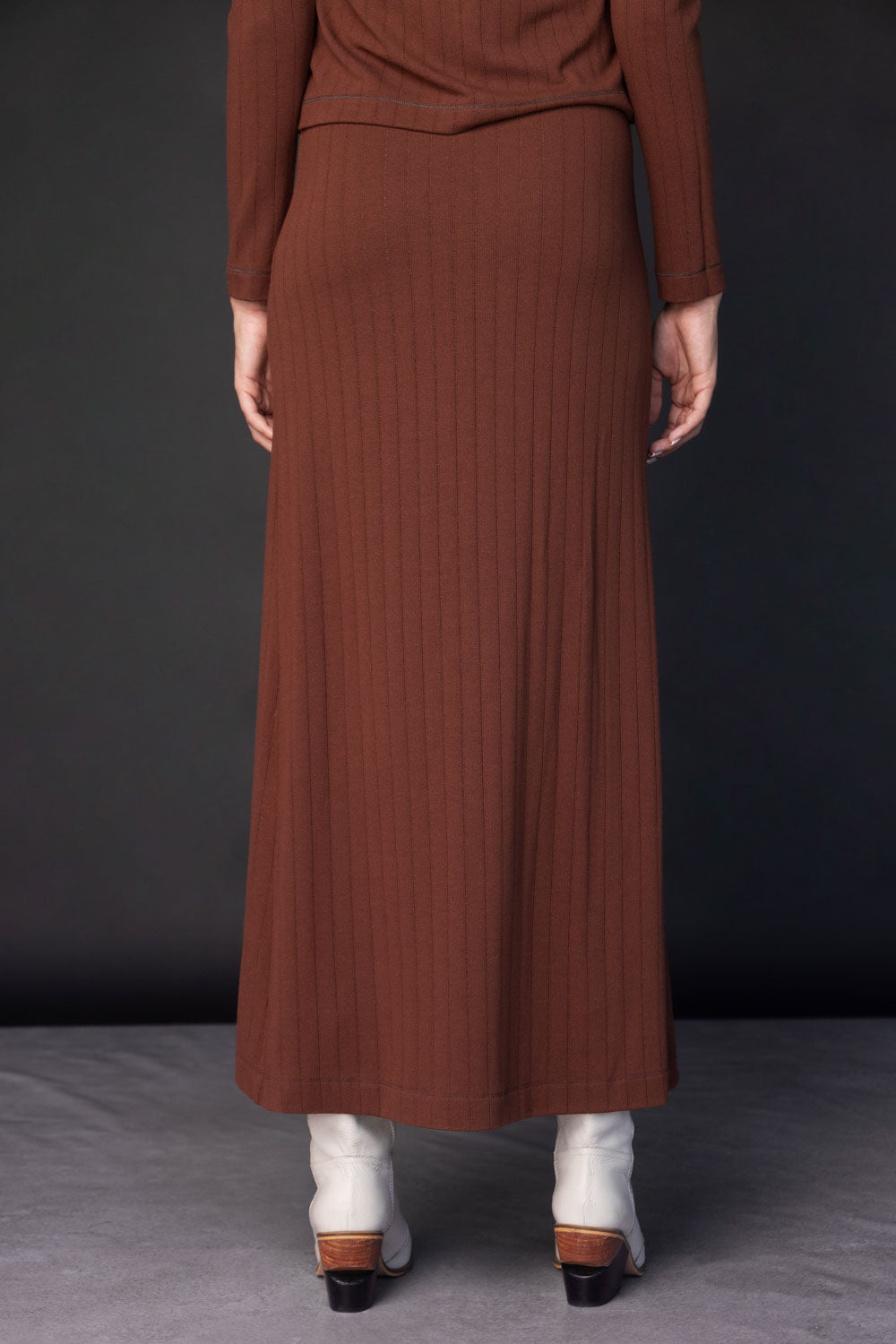 Falda Solei de la marca O-2025-403, diseño de falda en tela ligera y moderna, vista de frente con detalles de costuras.