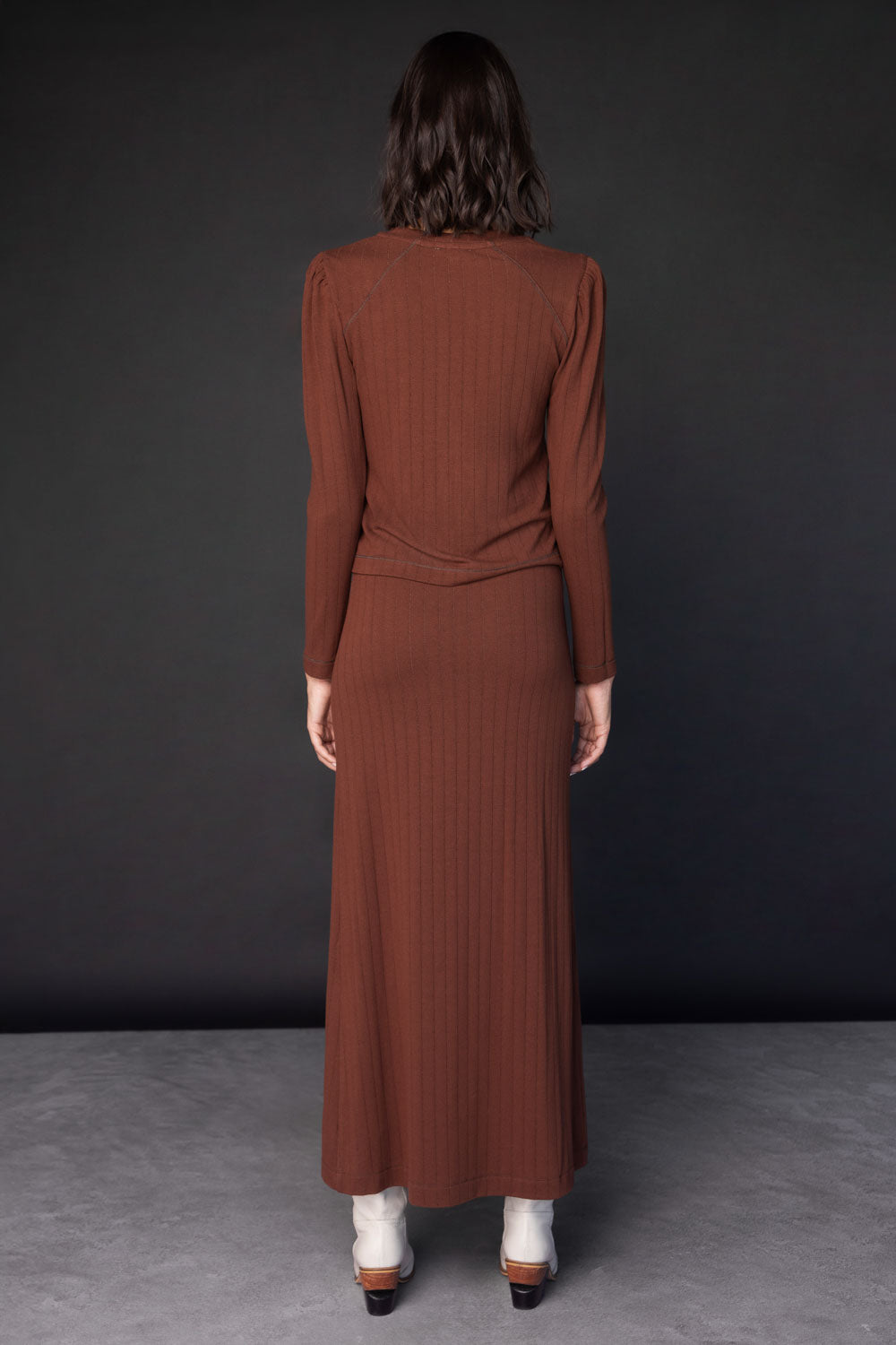 Falda Solei de marca O-2025-403 en tela ligera con diseño elegante y corte recto, mostrada en color neutro.
