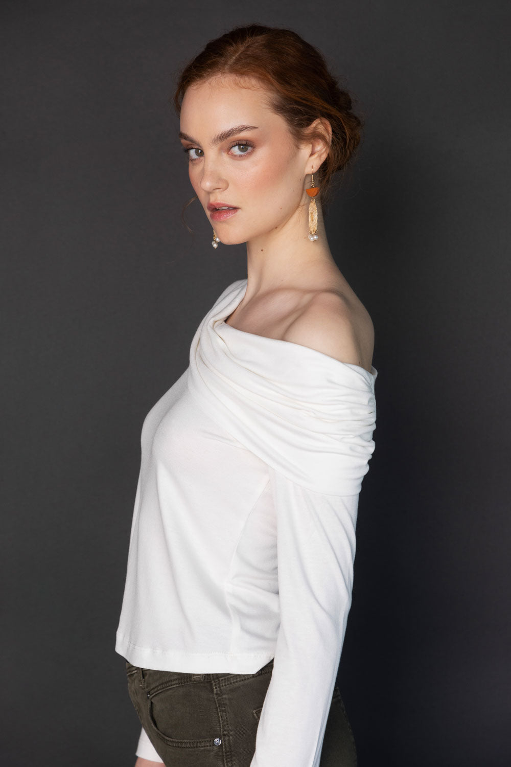 Polera Elsie Vint de la marca EI-2025-504, blusa moderna con diseño elegante y cómodo, en color neutro.