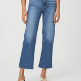 Pantalones cortos Leenah Ankle de la marca NY-2025-815 en color negro, con diseño ajustado y detalles en la parte inferior.