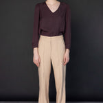 Pantalón Racine de la marca O-2025-800, pantalones de tela en color gris con bolsillos frontales y ajuste cómodo.
