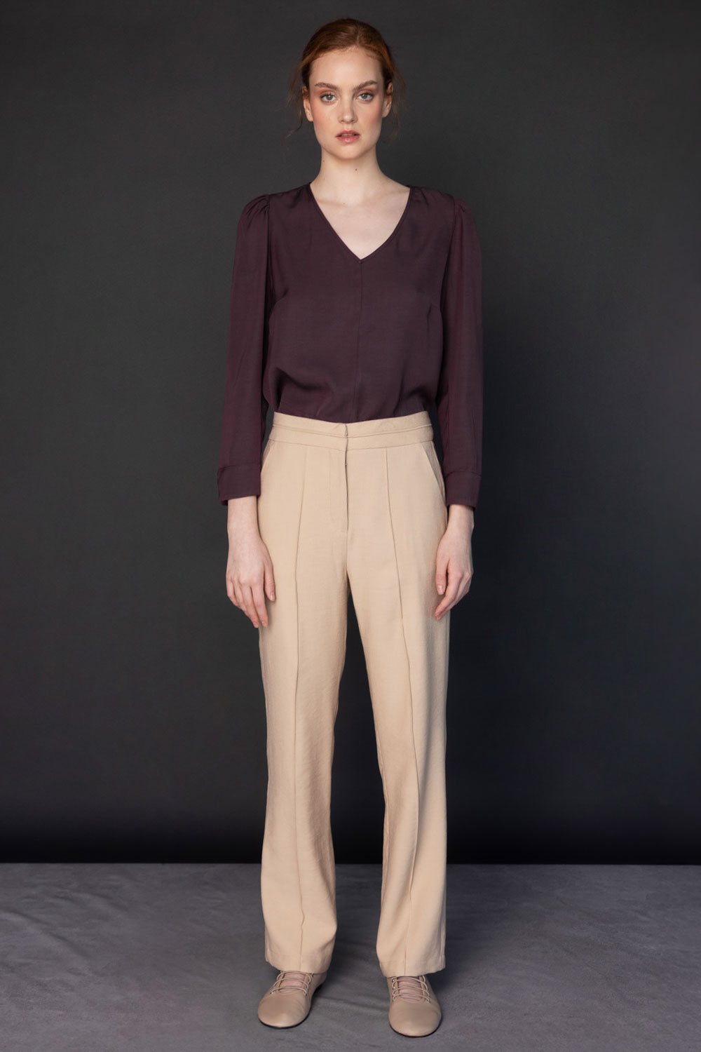 Pantalón Racine de la marca O-2025-800, pantalones de tela en color gris con bolsillos frontales y ajuste cómodo.
