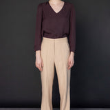 Pantalón Racine de la marca O-2025-800, pantalones de tela en color gris con bolsillos frontales y ajuste cómodo.