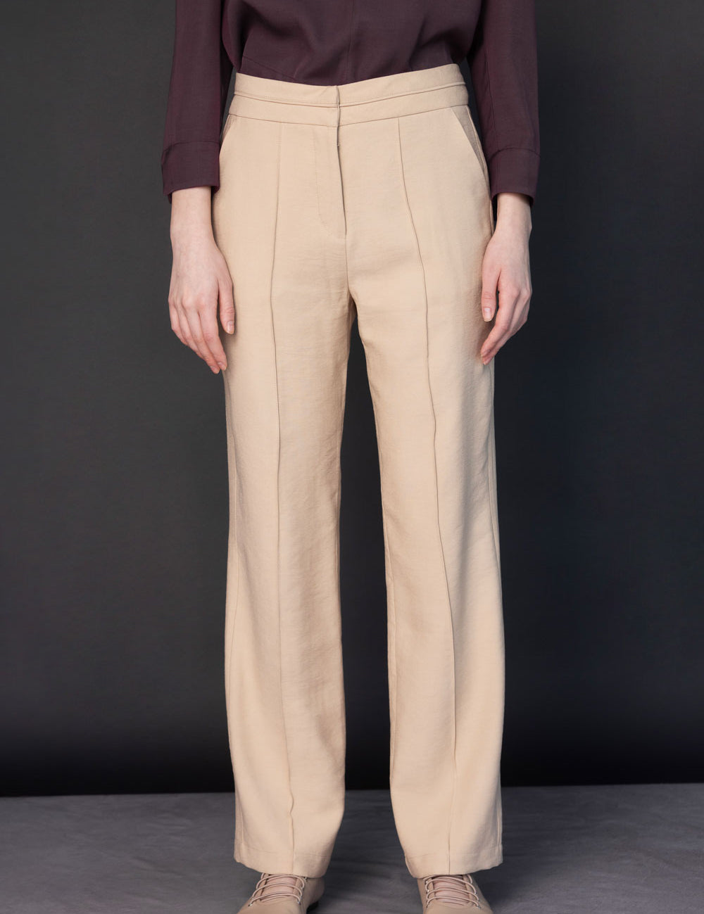 Pantalón Racine de la marca O-2025-800, pantalones de corte recto en color negro, con bolsillos y cinturilla ajustable.