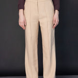 Pantalón Racine de la marca O-2025-800, pantalones de corte recto en color negro, con bolsillos y cinturilla ajustable.