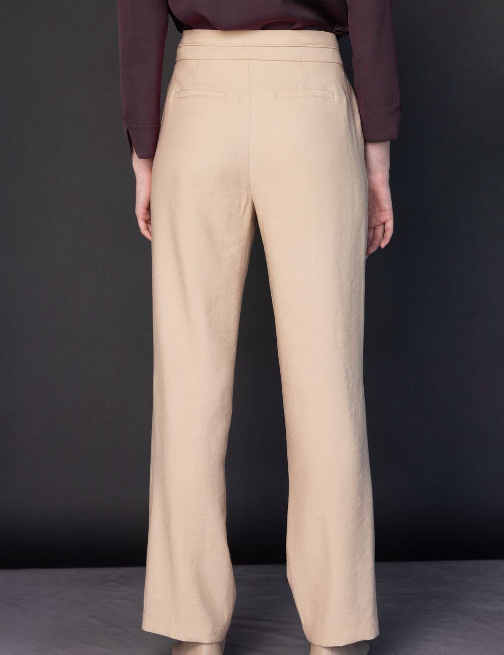 Pantalón Racine de la marca O-2025-800, pantalones de corte clásico en color negro, mostrando el estilo y la tela del producto.