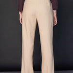 Pantalón Racine de la marca O-2025-800, pantalones de corte clásico en color negro, mostrando el estilo y la tela del producto.