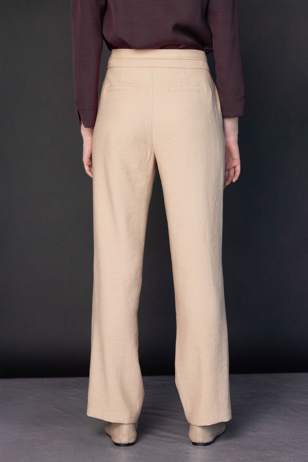 Pantalón Racine de la marca O-2025-800, pantalones de corte clásico en color negro, mostrando el estilo y la tela del producto.