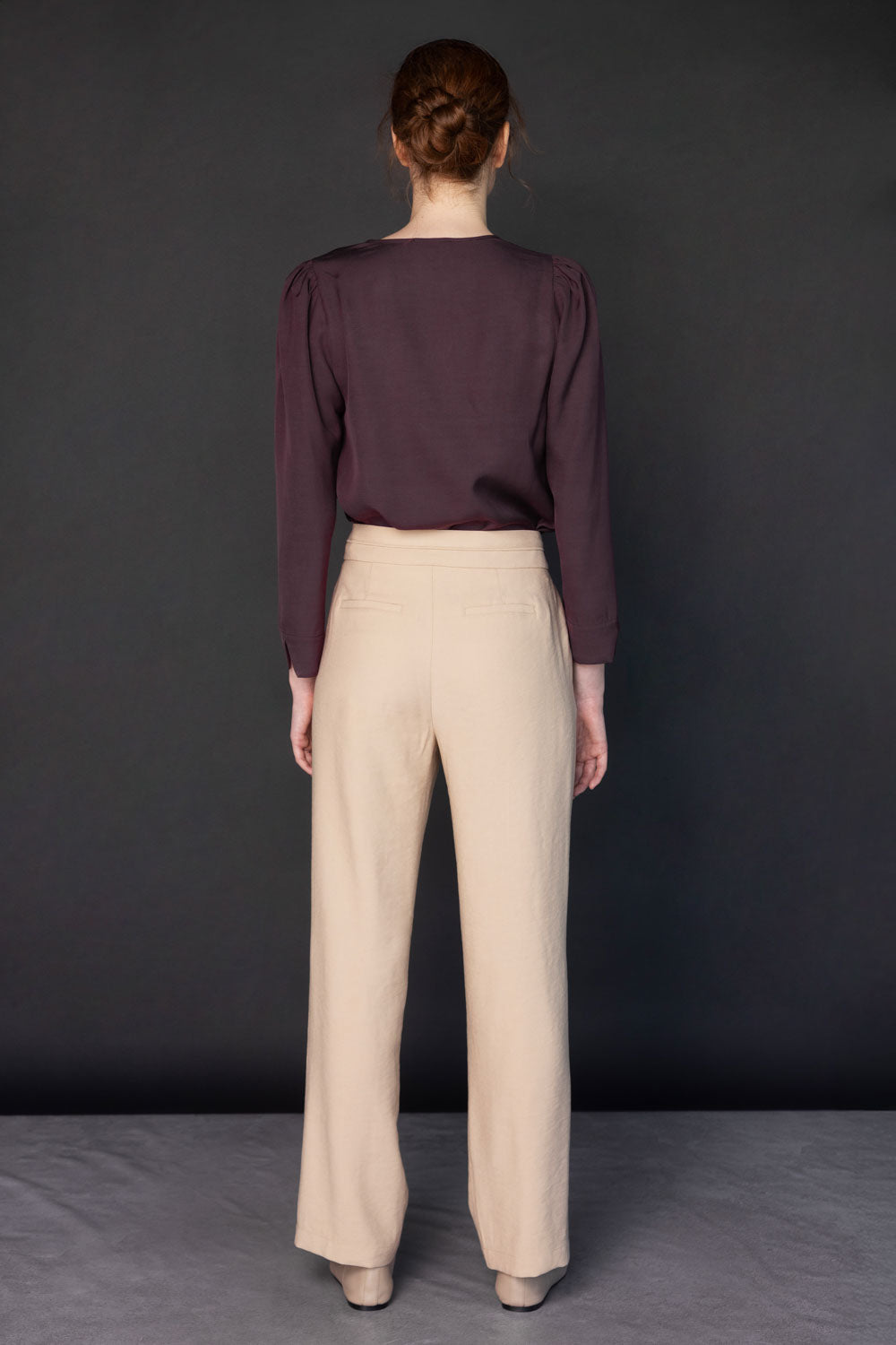 Pantalones Racine de la marca O-2025-800, pantalones de estilo casual con diseño moderno y tela resistente.