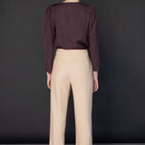 Pantalones Racine de la marca O-2025-800, pantalones de estilo casual con diseño moderno y tela resistente.