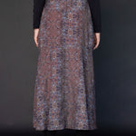 Falda café Jeannette de la marca O-2025-405, estilo femenino, con detalles de tela y diseño elegante en la imagen.