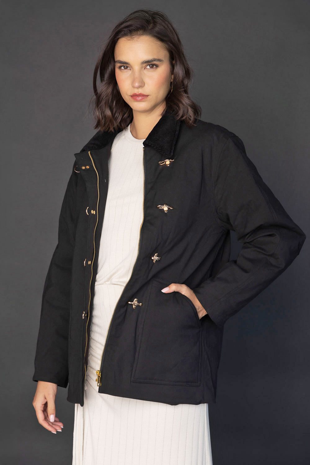 Chaqueta Fleur de la marca O-2025-902, con diseño elegante y detalles en la tela, mostrada en la imagen.