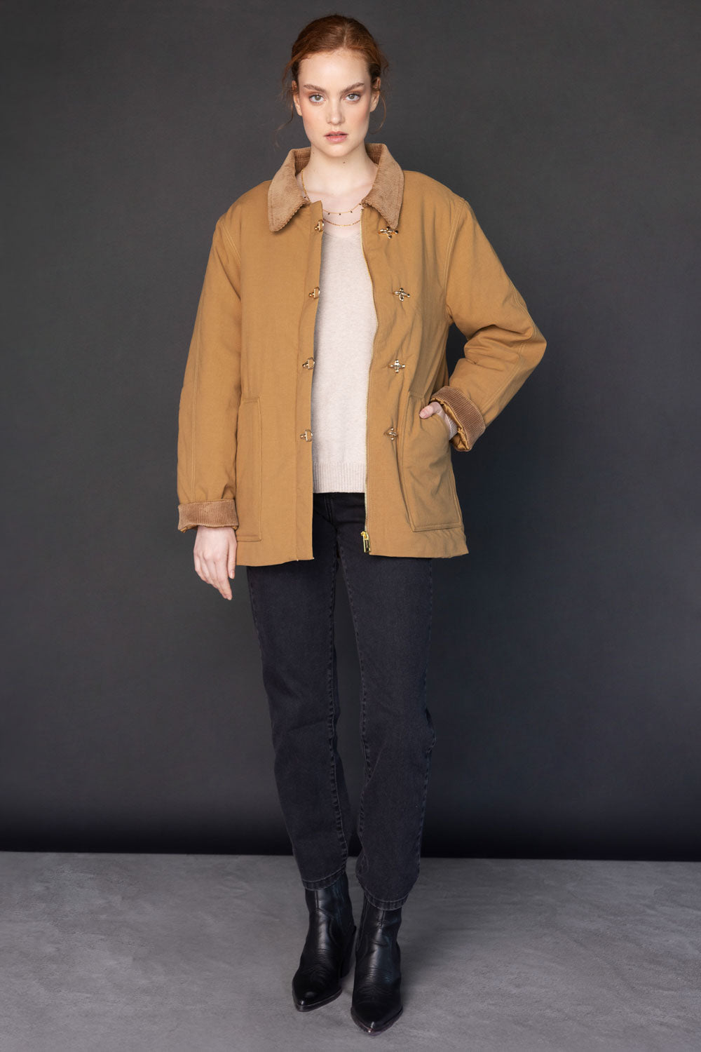 Chaqueta Fleur de la marca O-2025-902, chaqueta moderna con diseño elegante en color vibrante, visible en la imagen 1859.
