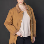 Chaqueta Fleur de la marca O-2025-902, con diseño elegante y detalles en la parte superior, en color neutro sobre fondo blanco.
