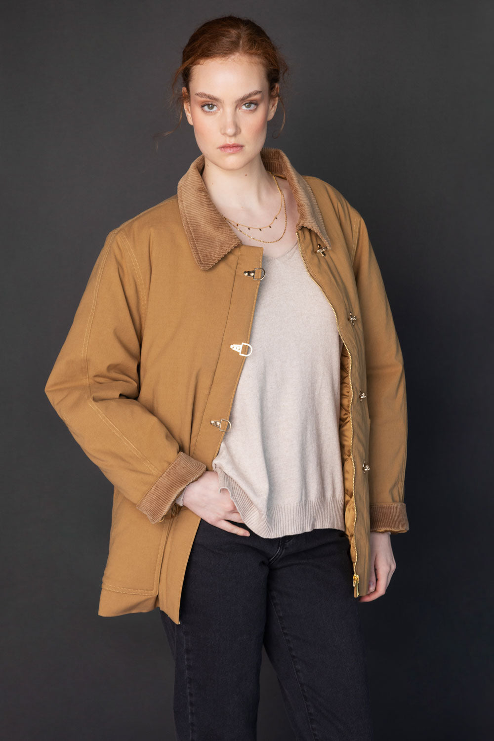 Chaqueta Fleur de la marca O-2025-902, con diseño elegante y detalles en la parte superior, en color neutro sobre fondo blanco.