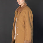 Chaqueta Fleur de la marca O-2025-902, vista frontal con diseño elegante y detalles en la tela, para un estilo moderno y sofisticado.
