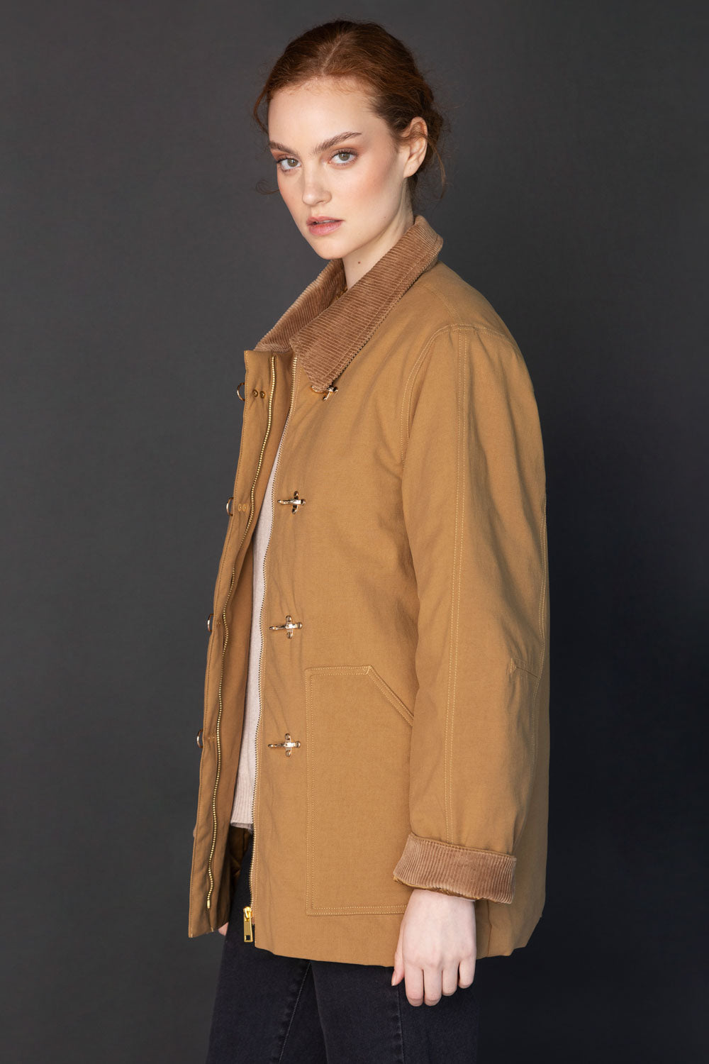 Chaqueta Fleur de la marca O-2025-902, vista frontal con diseño elegante y detalles en la tela, para un estilo moderno y sofisticado.