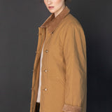 Chaqueta Fleur de la marca O-2025-902, vista frontal con diseño elegante y detalles en la tela, para un estilo moderno y sofisticado.