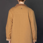Chaqueta Fleur de la marca O-2025-902, con diseño elegante y detalles en la parte superior, en color neutro.