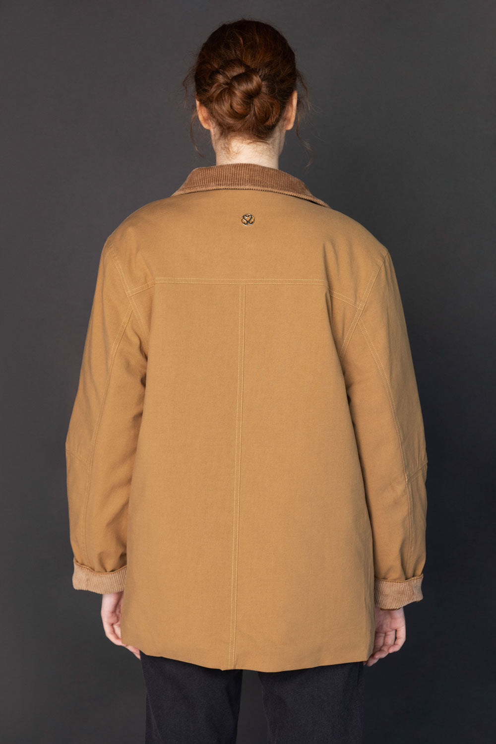 Chaqueta Fleur de la marca O-2025-902, con diseño elegante y detalles en la parte superior, en color neutro.