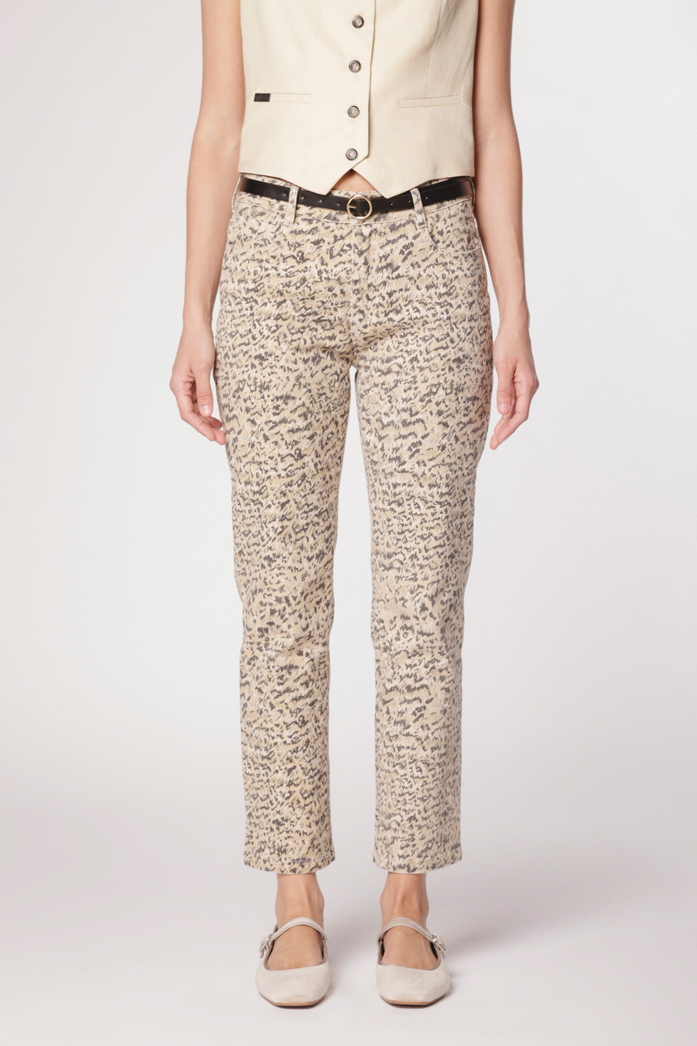 Pantalones stir V-2025-830 de la marca V-2025-830, pantalones de corte cómodo y estilo casual en color oscuro.