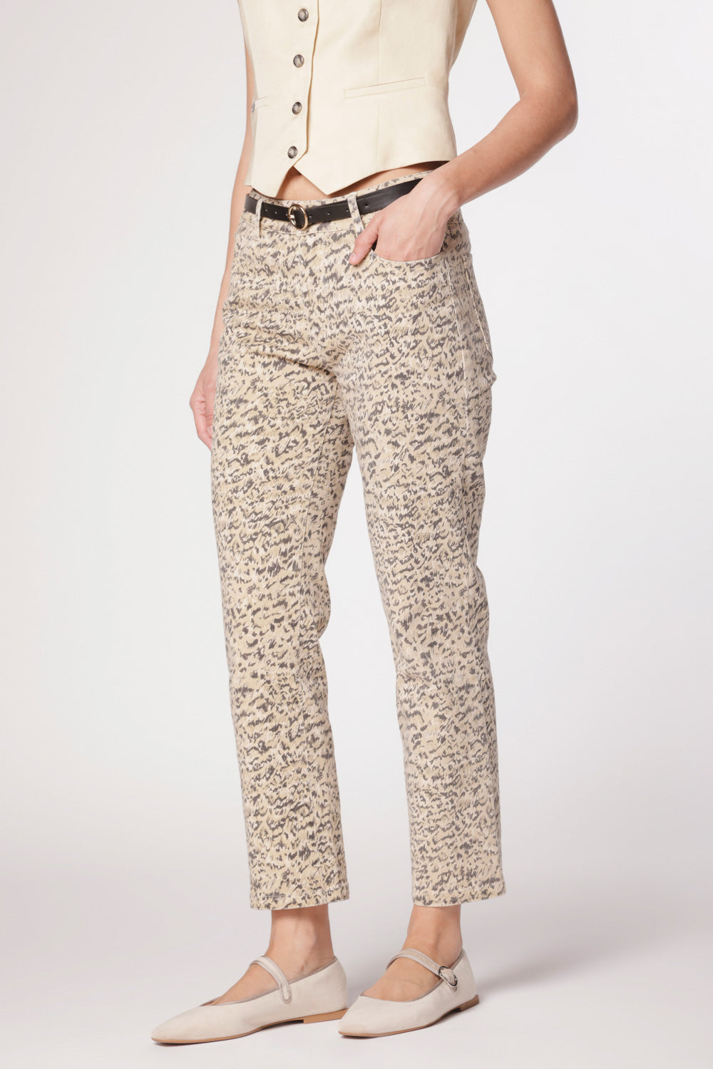 Pantalones V-2025-830 Stir en color negro, pantalón de moda con ajuste cómodo y diseño moderno, vista frontal.