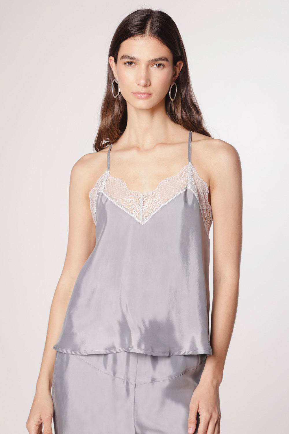 Blusa Mila Cupro de la marca EV-2025-600, estilo elegante, en color neutro, con diseño de blusa y polera para mujer.