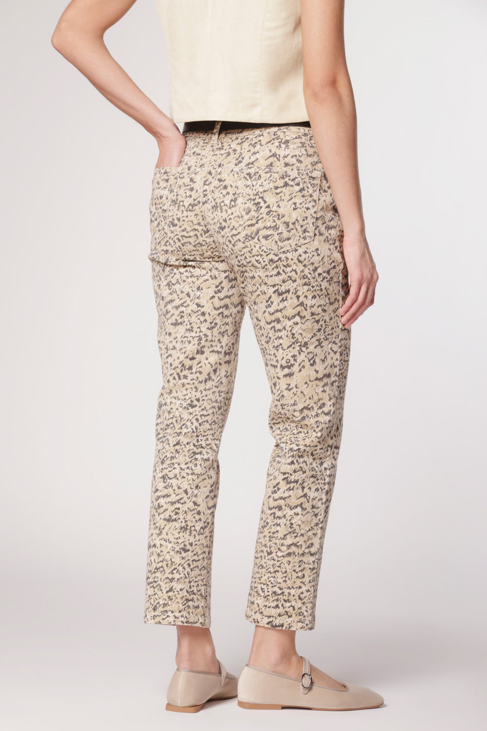 Pantalón Stir V-2025-830 de estilo casual, color negro, con bolsillos y cintura ajustable, en tela cómoda y moderna.