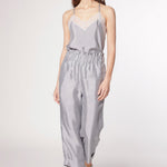 Pantalón Skadi de la marca P-2025-804, pantalones largos en color oscuro con detalles de costura y cinturilla ajustable.