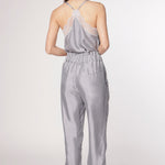 Pantalón Skadi de la marca P-2025-804, pantalones de corte ajustado en color oscuro con detalles modernos.