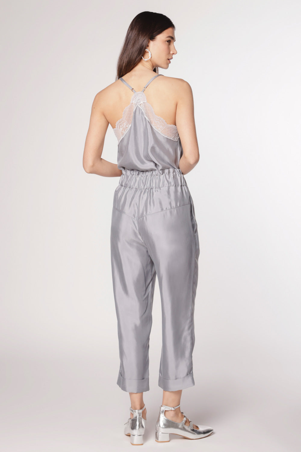 Pantalón Skadi de la marca P-2025-804, pantalones de corte ajustado en color oscuro con detalles modernos.