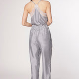 Pantalón Skadi de la marca P-2025-804, pantalones de corte ajustado en color oscuro con detalles modernos.