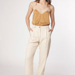 Pantalón Garmi de la marca P-2025-801, pantalones deportivos de color negro con detalles blancos y cintura elástica.