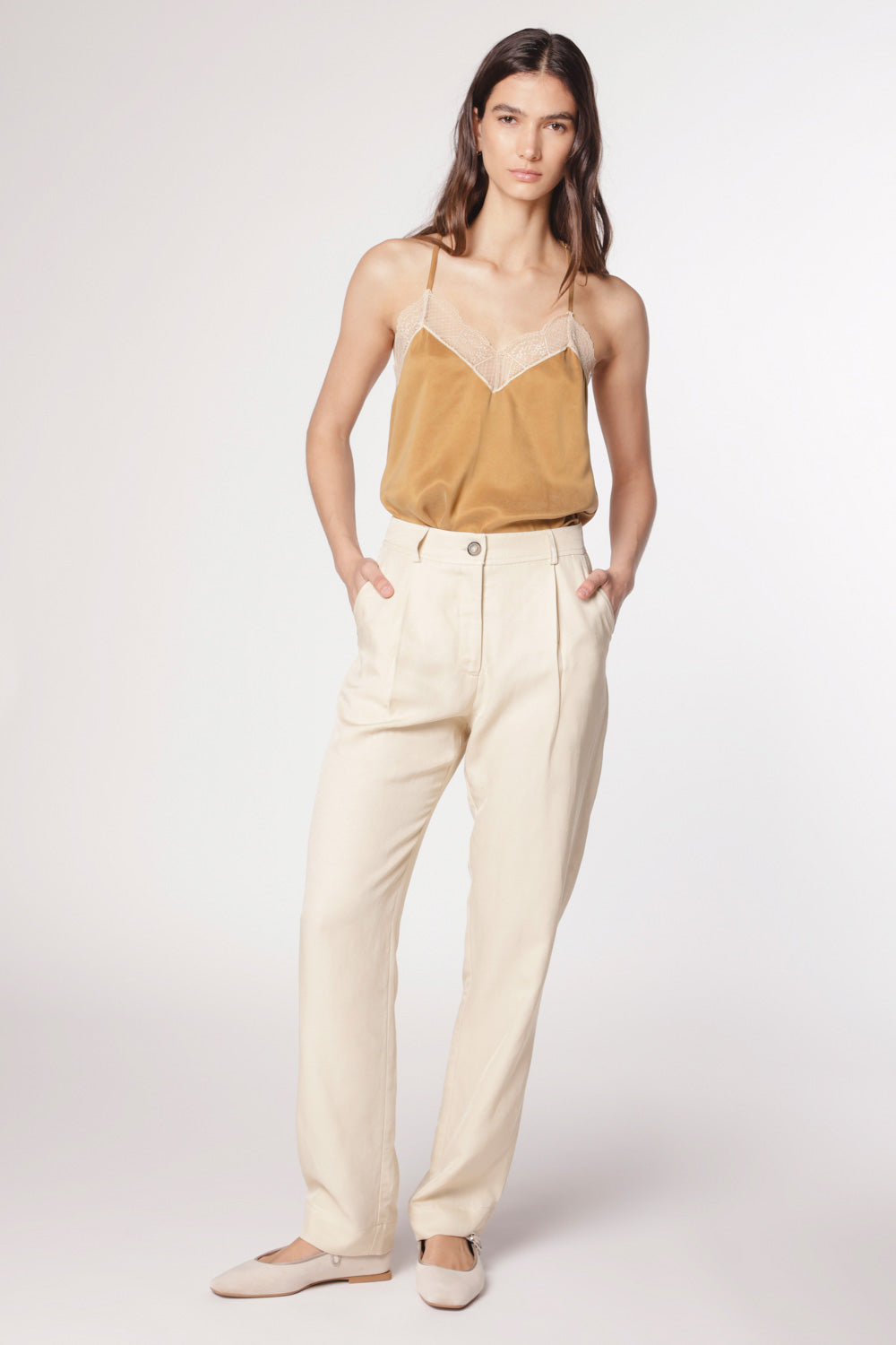 Pantalón Garmi de la marca P-2025-801, pantalones deportivos de color negro con detalles blancos y cintura elástica.